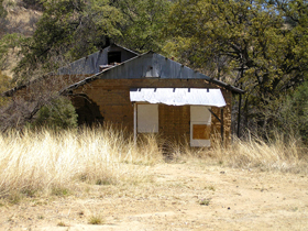 A commercial building in Duquesne, Arizona