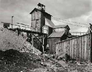 Leadville-LittleJohnnyMine-1941-DenverPublicLibrary.jpg (300x237 -- 14093 bytes)