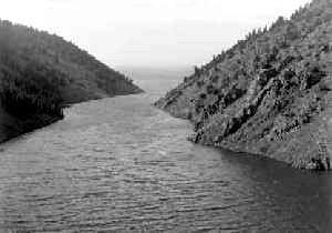 Eagle_Nest_channel_to_lake__Jesse_L_Nusbaum__1922__Denver_Public_Library.jpg (299x209 -- 11419 bytes)