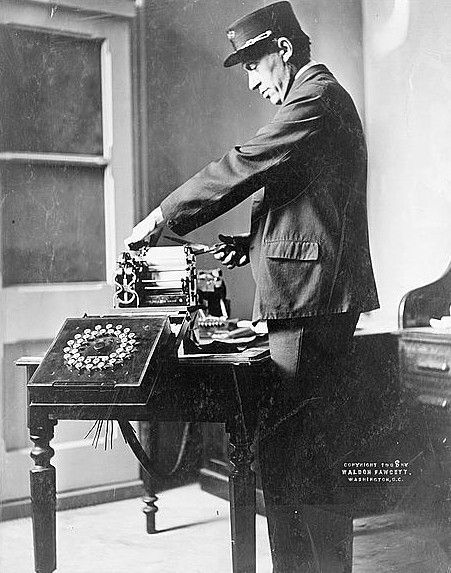 Telegraph Operator, 1908