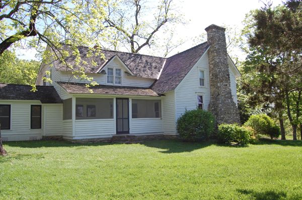 Wilder Rocky Ridge Farmhouse in Mansfield, Missouri