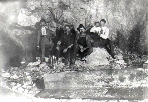 Ruggles Mine employees in 1911.