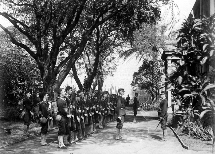 USS Boston's landing force on duty at the Arlington Hotel, Honolulu, 1893