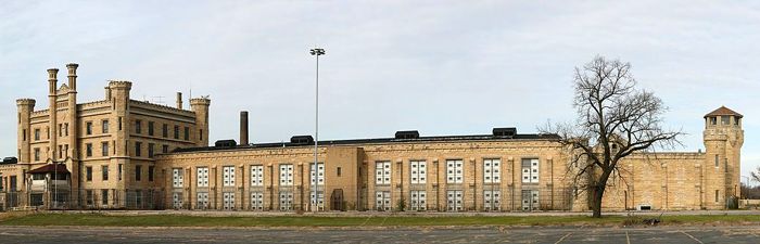 Joliet, Illinois Prison by Daniel Schwen, Wikipedia