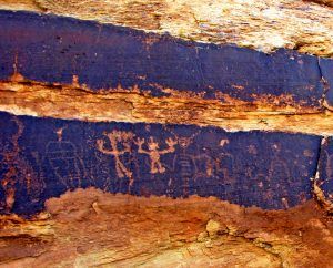 Petroglyphs នៅក្នុងព្រៃ Petrified នៃរដ្ឋ Arizona ដែលបង្កើតឡើងដោយសេវាកម្មឧទ្យានជាតិ។