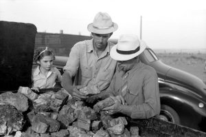 Tourist buying petrified wood in Arizona by Lee Russell, 1939.