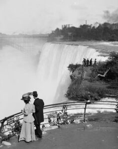 A couple at Niagara Falls, 1910.