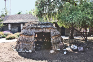 Reconstruction of Acjachemen hut at Mission San Juan Capistrano, California courtesy Wikipedia.